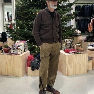 Какие повседневные ботинки носить с коричневым кардиганом мужчине