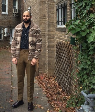 Какие повседневные ботинки носить с коричневым кардиганом мужчине