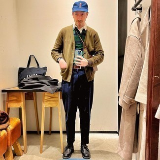 Какие брюки чинос носить с коричневым кардиганом