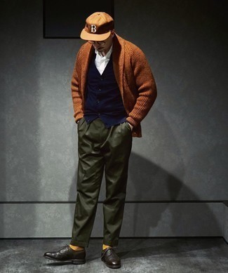 Какие брюки чинос носить с коричневым кардиганом