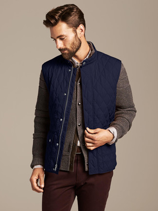 Какие брюки чинос носить с коричневым кардиганом