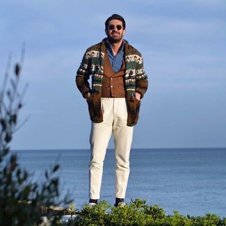 Какие брюки чинос носить с коричневым кардиганом