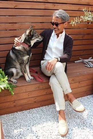 Какие брюки чинос носить с коричневым кардиганом