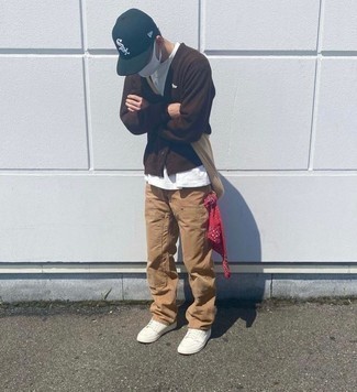 Какие брюки чинос носить с коричневым кардиганом