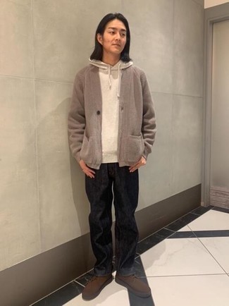 Какие ботинки дезерты носить с коричневым кардиганом