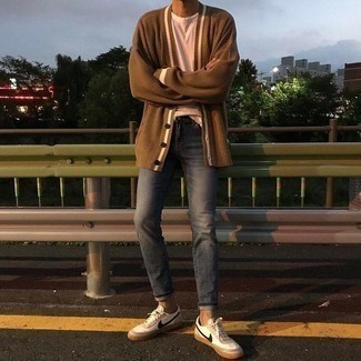 Как носить коричневый кардиган с серыми брюками чинос