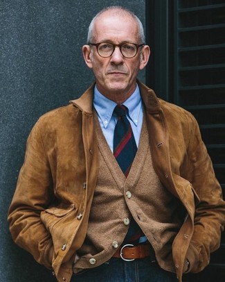 Какие джинсы носить с коричневым кардиганом мужчине