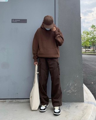 Какие низкие кеды носить с коричневым кардиганом мужчине