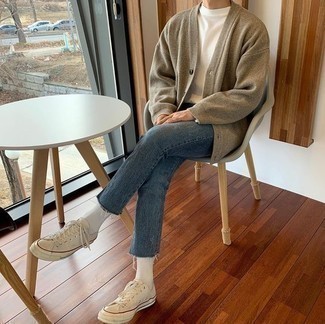 Как носить коричневый кардиган с темно-синими джинсами мужчине