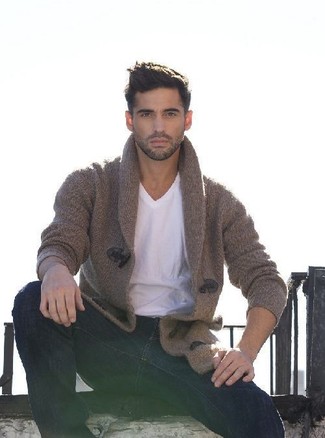 Как носить коричневый кардиган с темно-синими джинсами мужчине