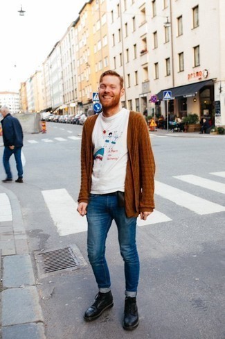 Как носить коричневый кардиган с темно-синими джинсами мужчине