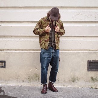 Как носить коричневый кардиган с темно-синими джинсами мужчине