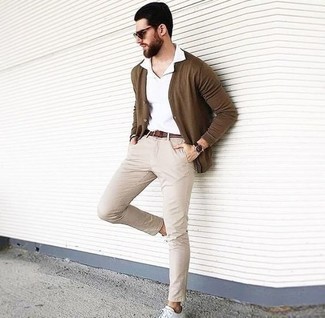 Какие футболки-поло носить с коричневым кардиганом мужчине