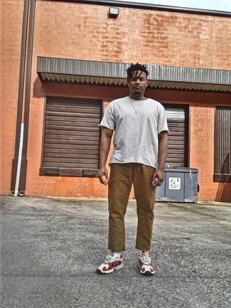 Какие кроссовки носить с коричневыми брюками карго