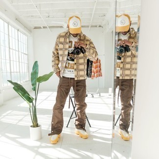 Какие кроссовки носить с коричневыми брюками карго