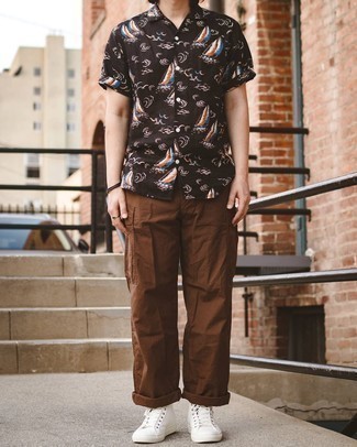 Как носить коричневые брюки карго с белыми высокими кедами из плотной ткани