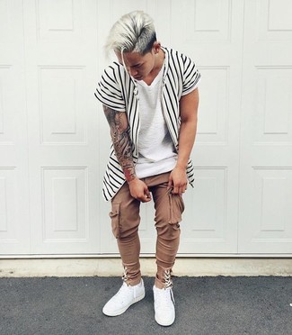 Как носить коричневые брюки карго с белыми кожаными низкими кедами