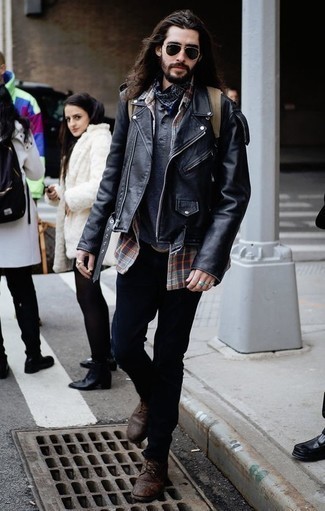 Какие косухи носить с коричневыми повседневными ботинками мужчине