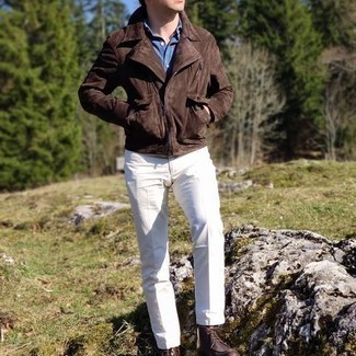 Какие косухи носить с коричневыми повседневными ботинками мужчине