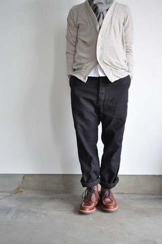 Какие кардиганы носить с коричневыми повседневными ботинками мужчине