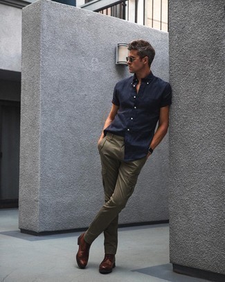 Какие брюки карго носить с коричневыми повседневными ботинками