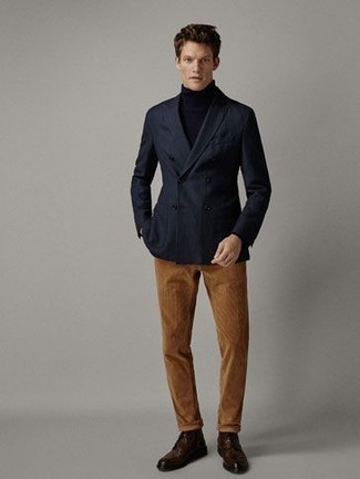 Какие двубортные пиджаки носить с коричневыми повседневными ботинками мужчине