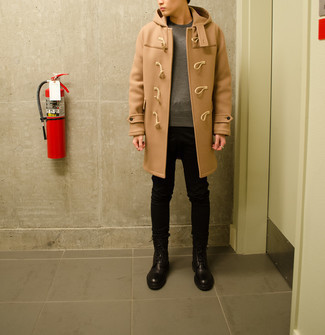 Какие дафлкоты носить с коричневыми повседневными ботинками мужчине