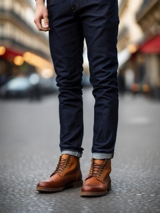 Какие джинсы носить с коричневыми повседневными ботинками мужчине