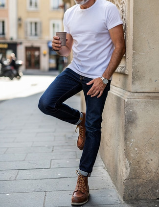 Какие джинсы носить с коричневыми повседневными ботинками мужчине