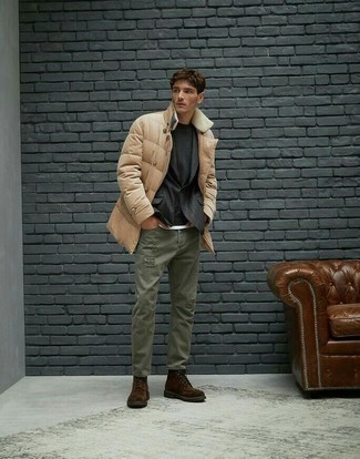 Какие пуховики носить с коричневыми повседневными ботинками мужчине