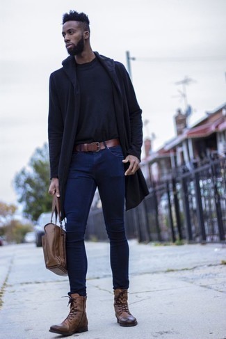 Какие дождевики носить с коричневыми повседневными ботинками мужчине