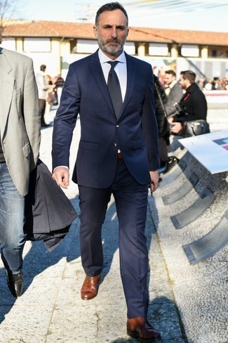 Какие костюмы носить с коричневыми повседневными ботинками