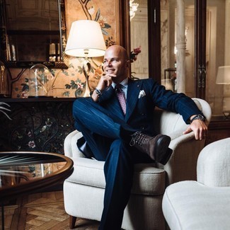 Какие костюмы носить с коричневыми повседневными ботинками