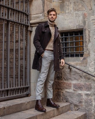 Какие плащи носить с коричневыми повседневными ботинками мужчине