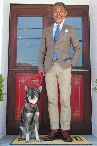 Как носить коричневый пиджак в клетку с бежевыми брюками чинос