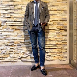 Как носить коричневый пиджак в клетку с синими джинсами мужчине