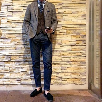 Как носить коричневый пиджак в клетку с синими джинсами мужчине