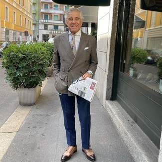 С чем носить коричневый двубортный пиджак в клетку мужчине