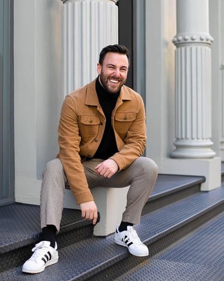 С чем носить коричневые классические брюки в клетку мужчине