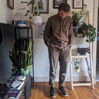 С чем носить коричневую рубашку с длинным рукавом в клетку мужчине