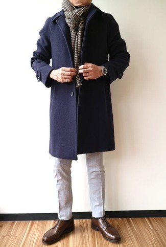 С чем носить коричневый шарф в клетку мужчине