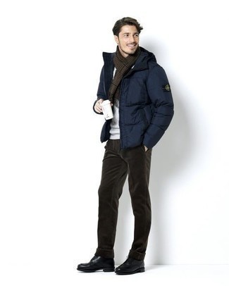 С чем носить коричневый шарф в клетку мужчине