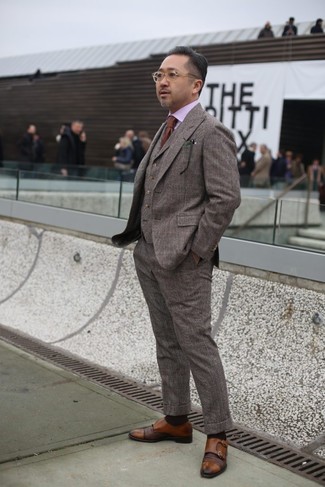 С чем носить коричневый костюм-тройку в клетку