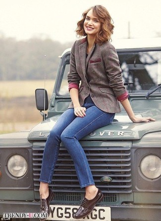 Как носить коричневый шерстяной пиджак в клетку с коричневыми кожаными брогами женщине