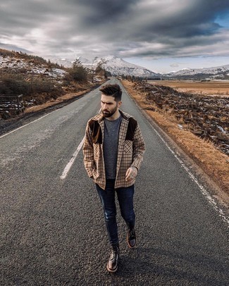 С чем носить коричневую шерстяную куртку-рубашку в клетку мужчине