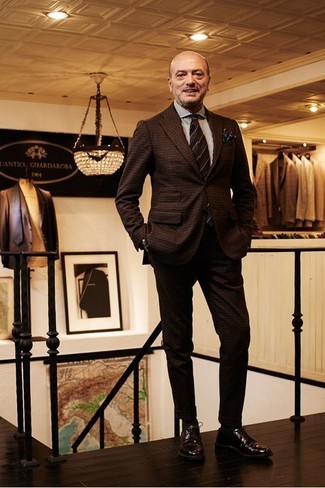 С чем носить коричневый шерстяной костюм в клетку