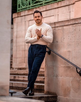 Какие вязаные свитера носить с коричневыми ботинками челси мужчине