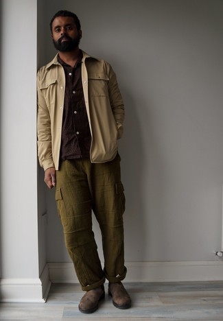 Какие брюки карго носить с коричневыми ботинками челси