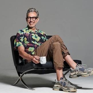 Какие кроссовки носить с коричневыми брюками чинос