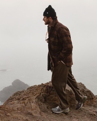 Какие кроссовки носить с коричневыми брюками чинос